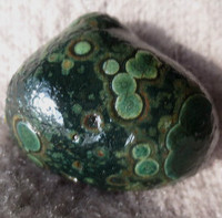 阿拉善戈壁奇石、天然精品套色绿眼睛玛瑙吊坠原皮原石—碧玉伊人
